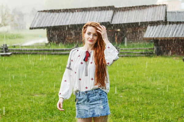刺繍に身を包んだ赤い髪の美少女(ウクライナ) — ストック写真