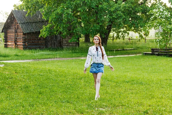 刺繍に身を包んだ赤い髪の美少女(ウクライナ) — ストック写真