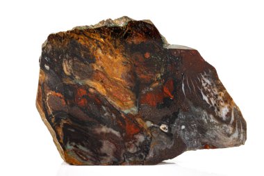 Beyaz arka planda makro taş Jasper mineral 