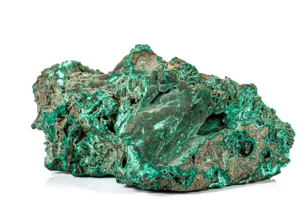 Makrostein Malachit Mineral auf weißem Hintergrund — Stockfoto