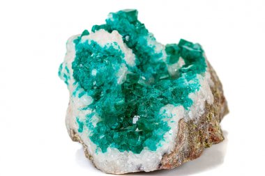 Beyaz bir backgrou üzerinde makro Mineral taş Dioptase silikat bakır