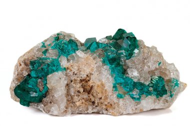 Beyaz bir backgrou üzerinde makro Mineral taş Dioptase silikat bakır