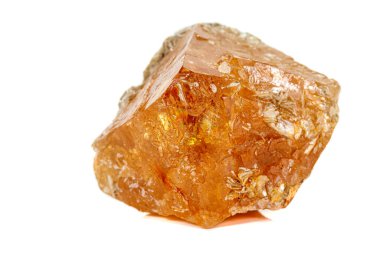 Beyaz arka planda makro taş scheelite mineral