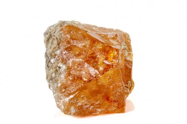 Beyaz arka planda makro taş scheelite mineral