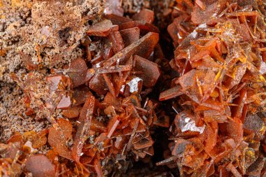 Beyaz bir arka planda makro taş mineral Wulfenite 