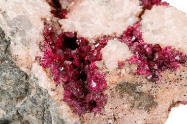 Beyaz arka planda makro taş Erythrite mineral 