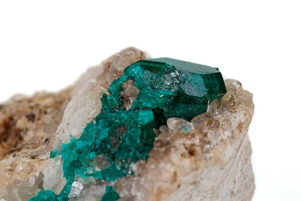 Makro-Mineralstein-Dioptase-Silikat-Kupfer auf weißem Hintergrund — Stockfoto