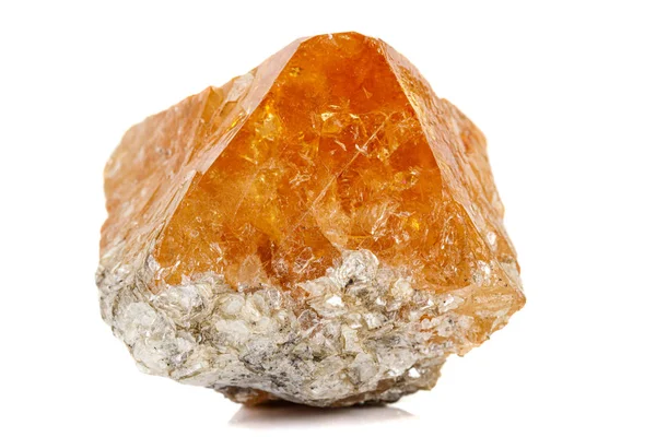 Macro piedra mineral Scheelite sobre fondo blanco —  Fotos de Stock