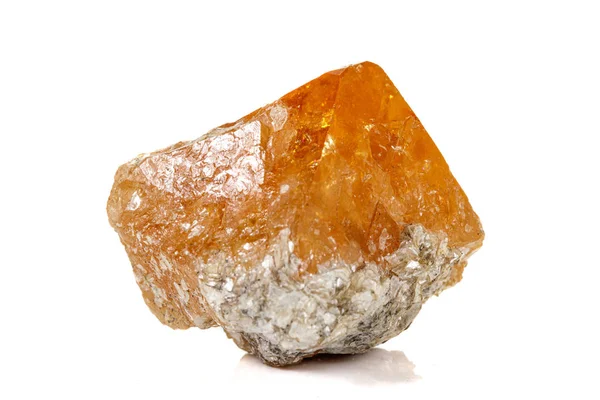 Makro sten scheelit mineral på vit bakgrund — Stockfoto