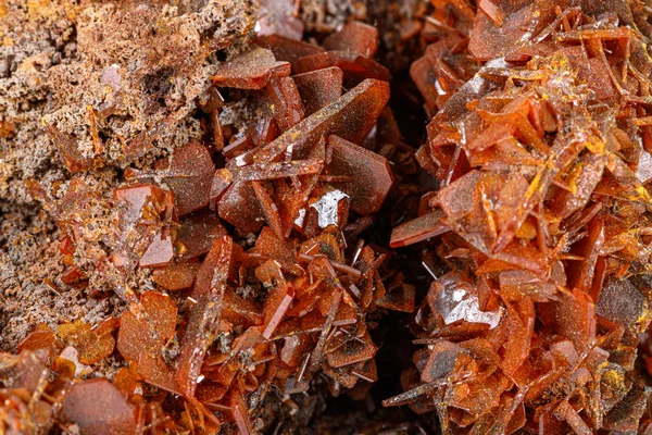 Beyaz bir arka planda makro taş mineral Wulfenite 