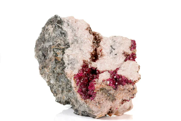 Beyaz arka planda makro taş Erythrite mineral — Stok fotoğraf
