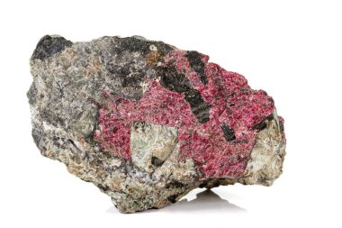Beyaz arka plan üzerinde makro taş Eudialyte mineral
