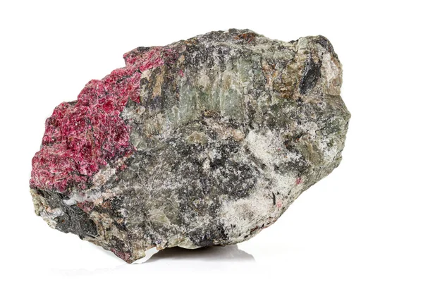 Macro pedra Eudialyte mineral sobre fundo branco — Fotografia de Stock