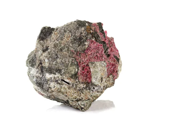 Macro pedra Eudialyte mineral sobre fundo branco — Fotografia de Stock