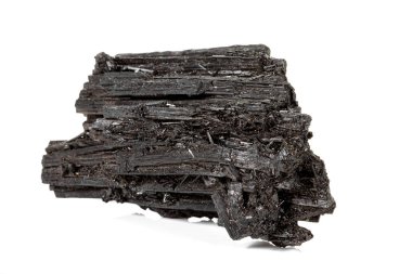Beyaz arka plan üzerinde makro taş siyah mineral turmalin Scherl