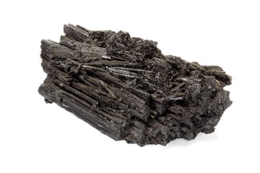 Beyaz arka plan üzerinde makro taş siyah mineral turmalin Scherl