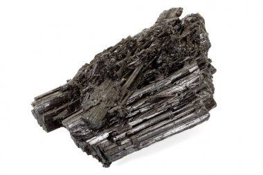 Beyaz arka plan üzerinde makro taş siyah mineral turmalin Scherl