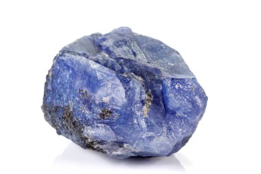 Beyaz arka plan üzerinde makro mavi turmalin mineral taş
