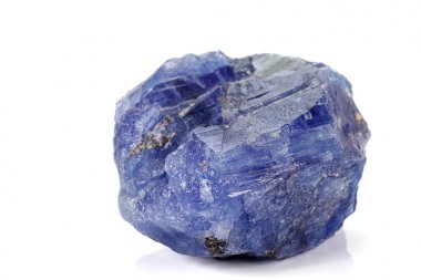 Beyaz arka plan üzerinde makro mavi turmalin mineral taş