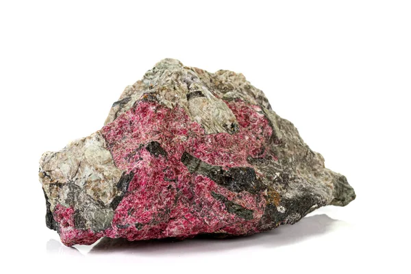 Macro piedra mineral Eudialyte sobre fondo blanco — Foto de Stock