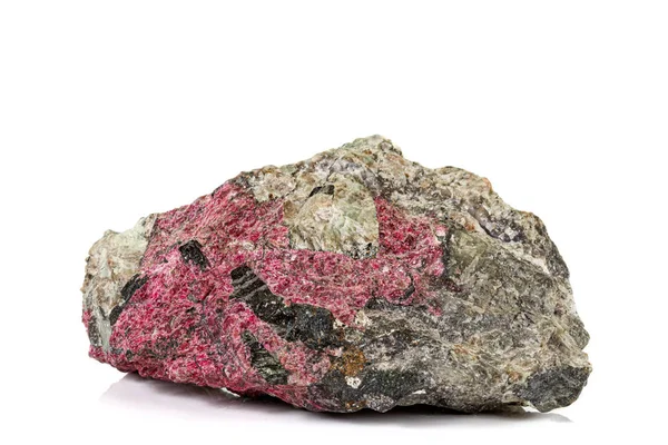 Macro pedra Eudialyte mineral sobre fundo branco — Fotografia de Stock