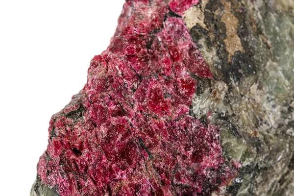 Beyaz arka plan üzerinde makro taş Eudialyte mineral — Stok fotoğraf