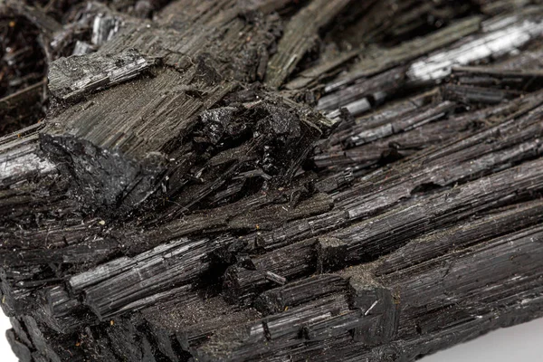 Macro pietra nero minerale tormalina Scherl su sfondo bianco — Foto Stock