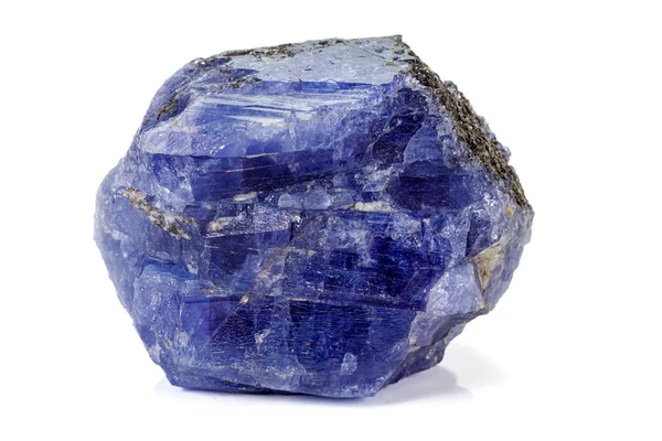 Pedra mineral de turmalina azul macro sobre fundo branco — Fotografia de Stock