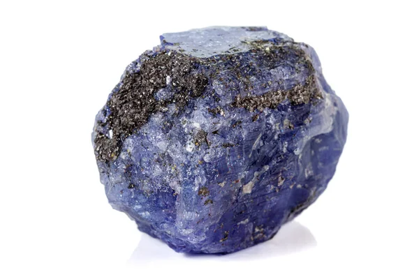 Makro blauer Turmalin-Mineralstein auf weißem Hintergrund — Stockfoto