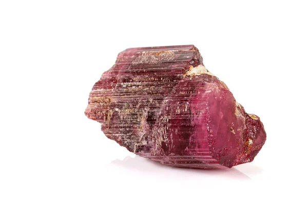 Beyaz arka plan üzerinde makro kırmızı turmalin mineral taş — Stok fotoğraf
