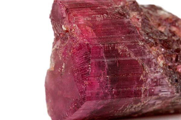 Pierre minérale rouge macro tourmaline sur fond blanc — Photo