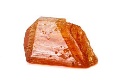 Beyaz arka plan üzerinde makro turmalin mineral taş 