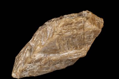 Siyah bir arka plan üzerinde bir taş Moonstone mineral Makro