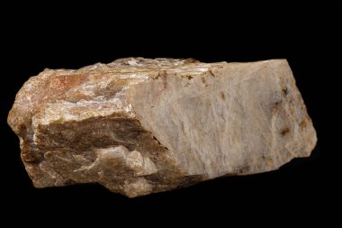 Siyah bir arka plan üzerinde bir taş Moonstone mineral Makro