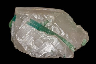 Siyah arka plan üzerinde makro turmalin mineral taş 