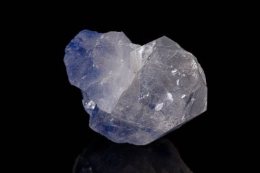 Siyah üzerinde makro turmalin mineral taş