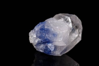 Siyah üzerinde makro turmalin mineral taş