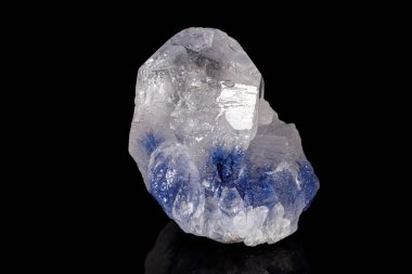 Siyah üzerinde makro turmalin mineral taş