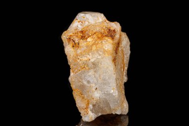 Siyah üzerinde makro turmalin mineral taş