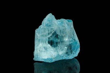 Siyah arka plan üzerinde makro turmalin mineral taş 