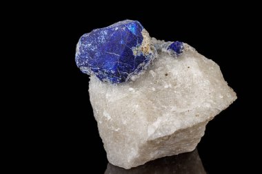 Makro mineral taş Lazurite siyah bir zemin üzerine 