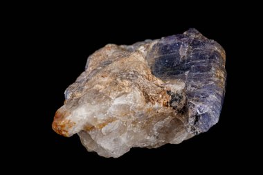 Siyah arka plan üzerinde makro turmalin mineral taş 