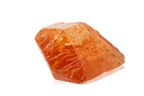 Makro-Turmalin Mineralstein auf weißem Hintergrund — Stockfoto