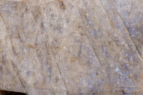 Siyah bir arka plan üzerinde bir taş Moonstone mineral Makro — Stok fotoğraf