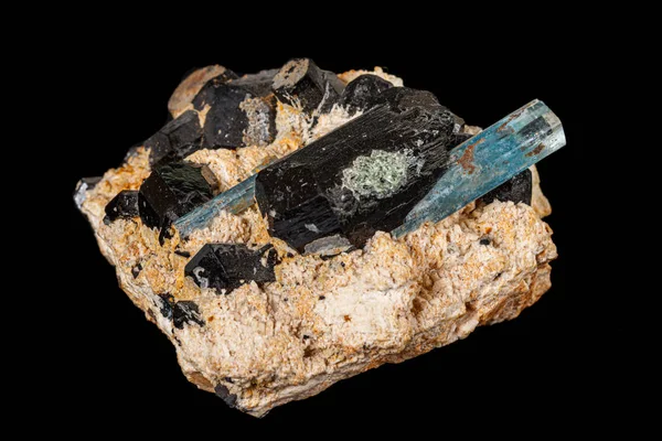 Makrostein-Mineral Turmalin Aquamarin mit schwarzem Hintergrund — Stockfoto