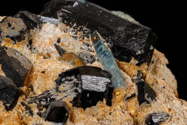 宏石矿物碧蓝海蓝宝石与黑色回沟 — 图库照片