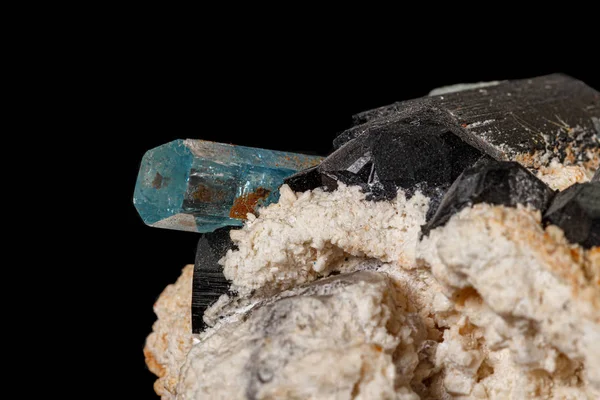 宏石矿物碧蓝海蓝宝石与黑色回沟 — 图库照片