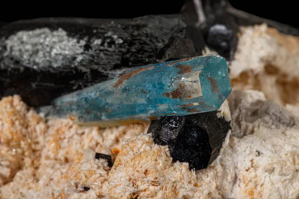 Macro Stone mineral Tourmaline akvamarin med en svart bakgrunds — Stockfoto