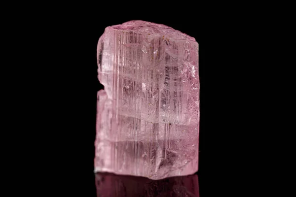 Siyah üzerinde makro turmalin mineral taş — Stok fotoğraf