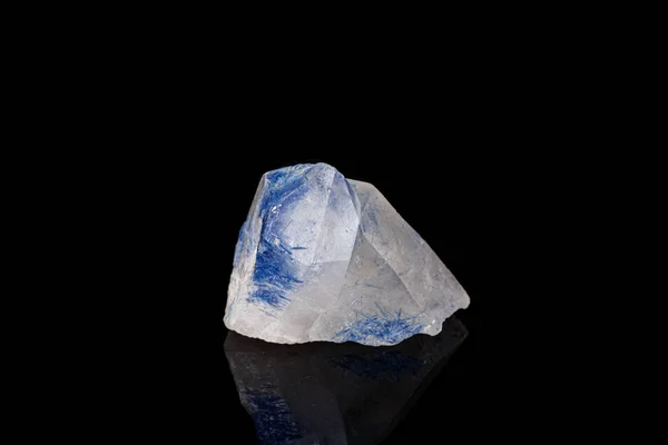 Makro-Turmalin Mineralstein auf Schwarz — Stockfoto